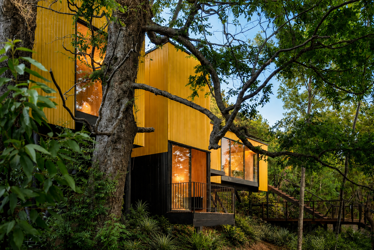 Yellow House — vivienda contemporánea 100 m² con panel SIP en Pucón, arquitecto Alejandro Soffia